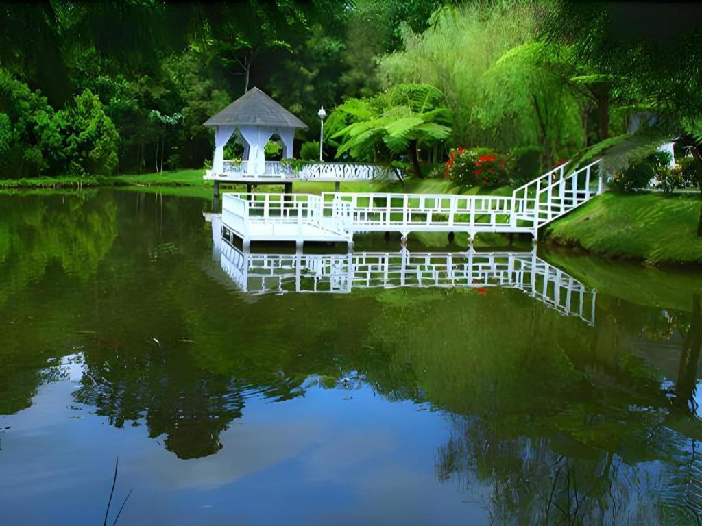 The Hill Hotel & Resort Sibolangit Экстерьер фото